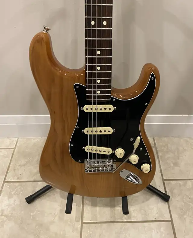 **MINT** 2022 Fender American Pro II Stratocaster Guitar in Guitars in Markham / York Region - Image 3