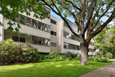 Large one bed and bath suite that has had extensive updates. Located in Quadra St. Village, close to...