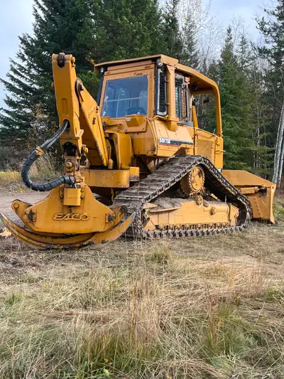 Solid skid cat with new rails on drivers side (rails for passenger in pallet) , very well maintained...