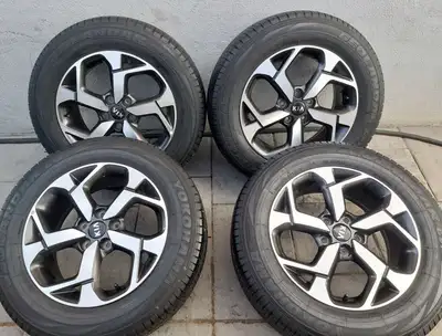 Set de mags d'origine Kia Sportage / Seltos de 17" avec Pneus Été Yokohama Geolandar de 225 65R17 co...