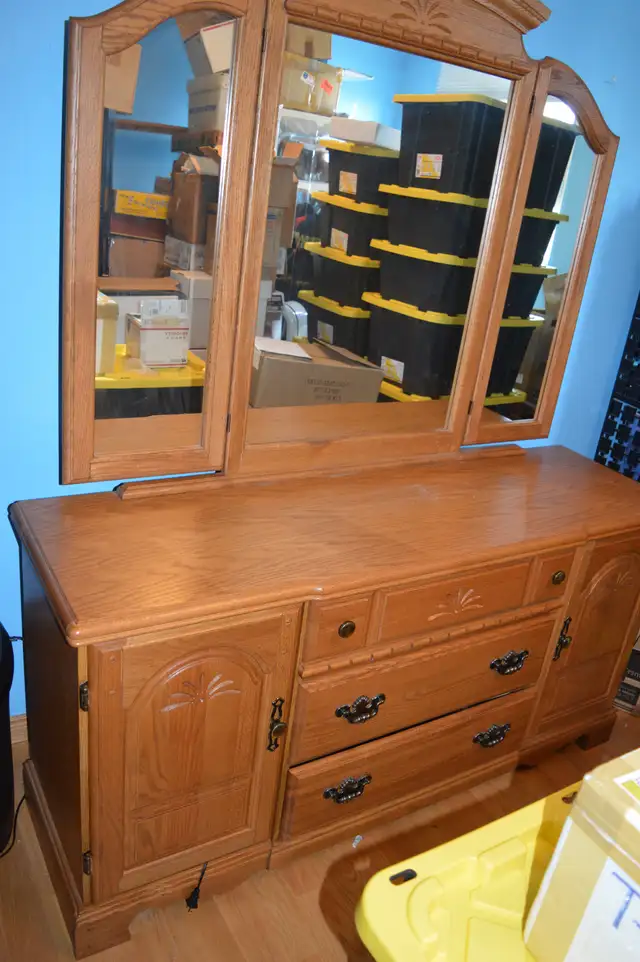 Solid Oak dresser with three mirrors in Dressers & Wardrobes in Kitchener / Waterloo - Image 2