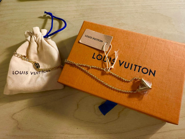 Authentic Louis Vuitton Essential V Necklace  in Jewellery & Watches in City of Toronto