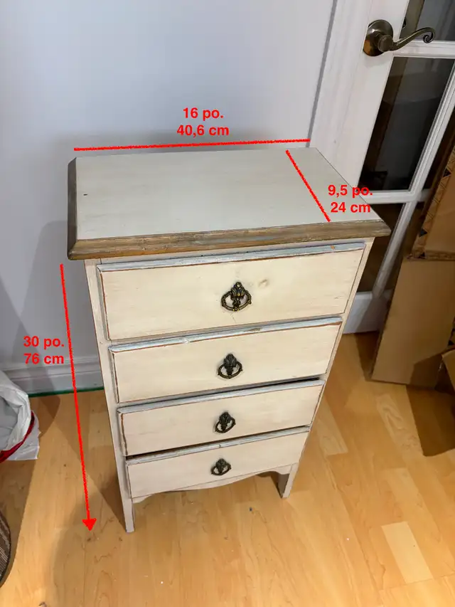 ANTIQUE: Petit bureau, table de chevet/ Small desk, night table in Desks in Longueuil / South Shore - Image 2