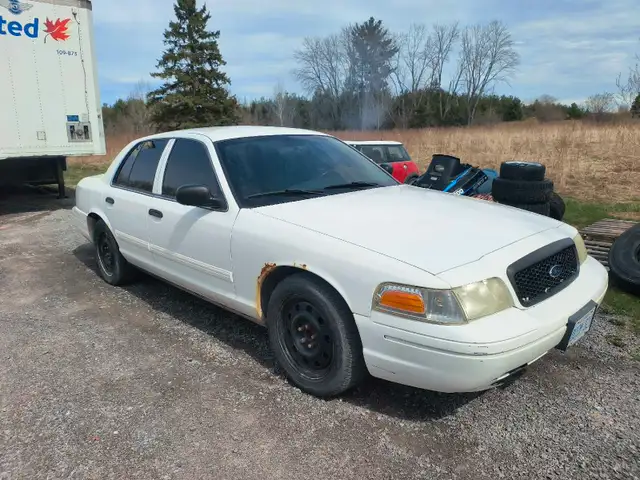 2011 Ford Crown Victoria P71 in Cars & Trucks in Ottawa - Image 2