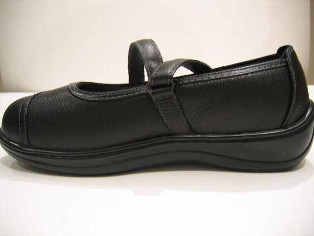 WOMEN'S NEW "ORTHOFEET" SHOES 7.5WW in Women's - Shoes in Hamilton - Image 4