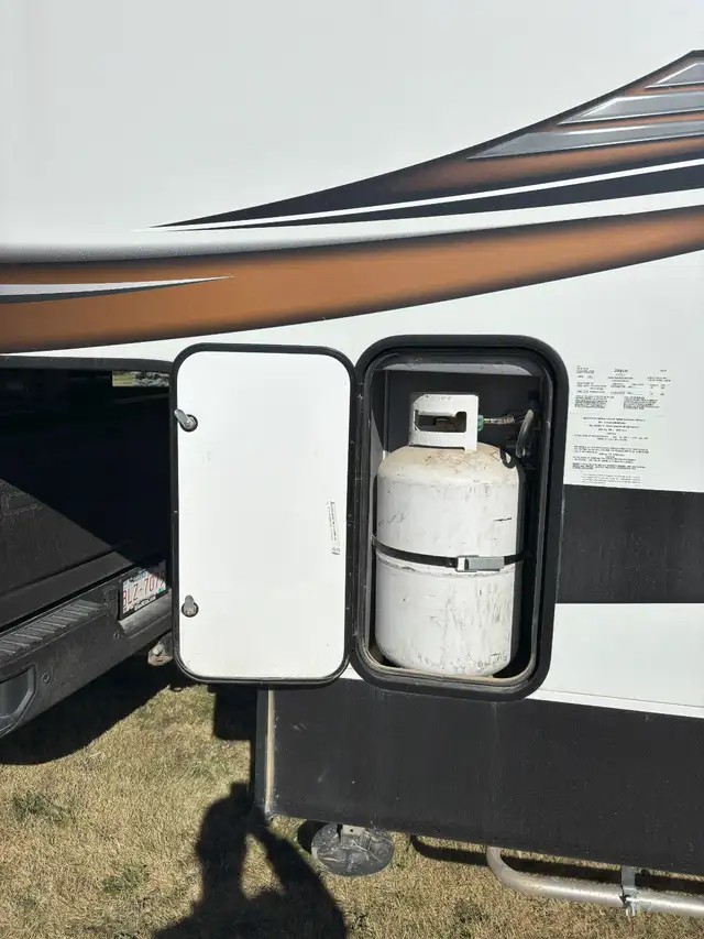 2019 - Jayco Talon 413T Toy Hauler – 3/4 Ton Towable + Drop Hitc in Travel Trailers & Campers in Edmonton - Image 8