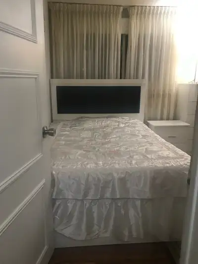 Single clean room for rent , South end Oshawa, 15 min walk to GM close to all your essential needs....