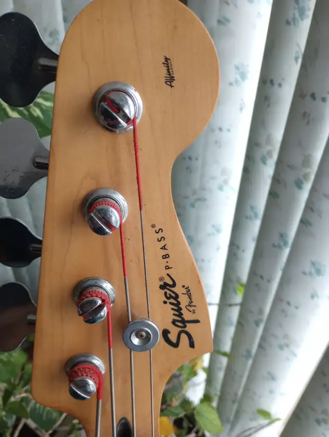 2004 Squire Affinity P Bass in Guitars in Mississauga / Peel Region - Image 3