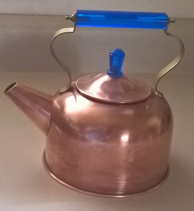 Vintage Copper Kettle with Blue Handle in Arts & Collectibles in Oshawa / Durham Region - Image 3