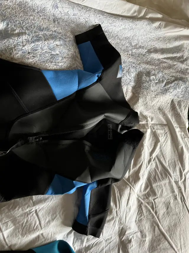 2x Body Glove Dry Suits - Men’s Medium and Large in Other in Calgary - Image 3