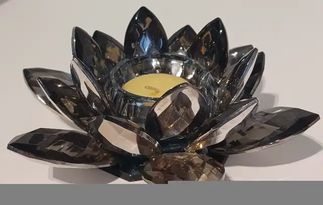 Lotus Mirrored Crystal Glass Votive Candle Holder w/Candle EX in Home Décor & Accents in City of Montréal - Image 3