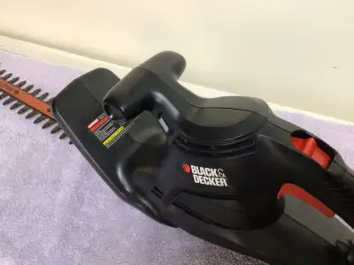 Black and Decker hedge trimmer. Electric.. 16” (406mm). blade. 4.7 lb. (2.13 kg). Lock off switch pr...
