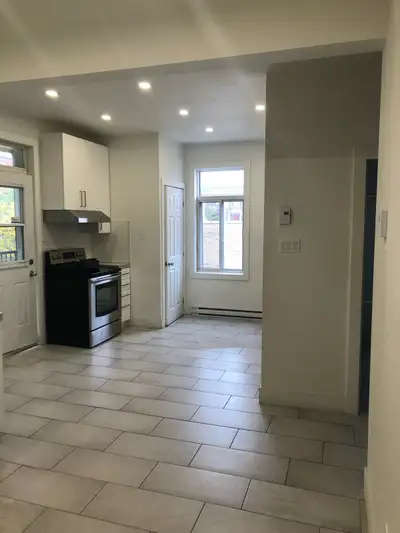 JUILLET , RÉNOVE , Grand 5 1/2 rénové AU CŒUR DU PLATEAU MONT ROYAL. 3 Chambres fermées avec garde r...