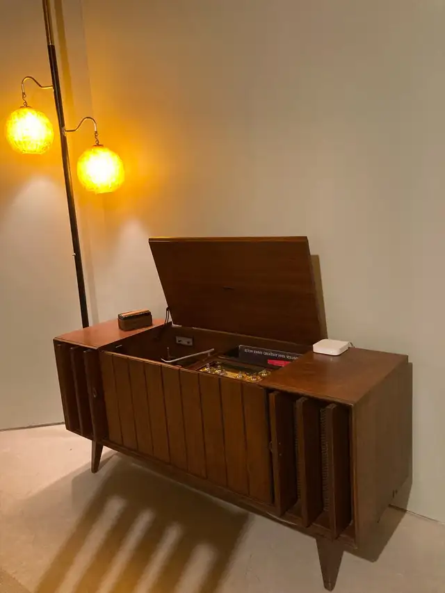 Mid century Modern lucite tension pole lamp63234885645827124