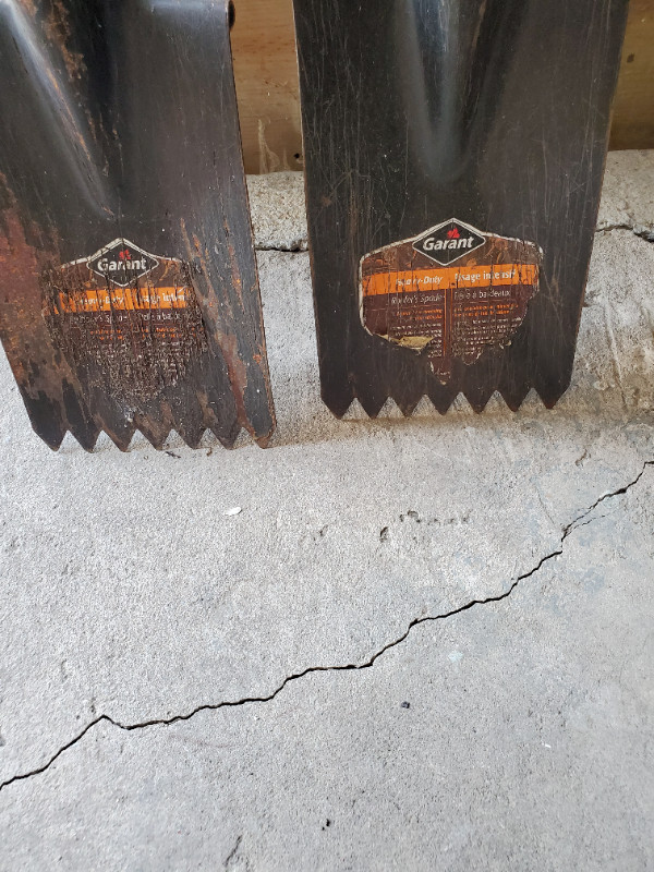 Roofing spade shovel & 4  roofing Jacks in Outdoor Tools & Storage in St. Catharines - Image 2