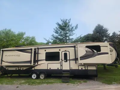 Your new HOME AWAY FROM HOME! Very good condition - This Rushmore Lincoln is approximately 40 feet i...