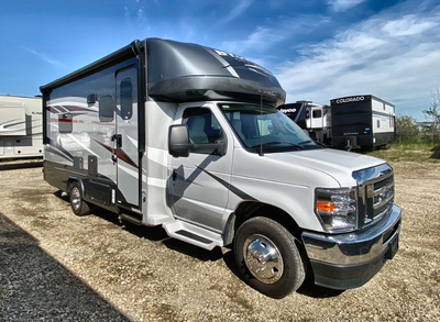 Loaded Class C w/ 200 Watt Solar w/ 30 Amp Charge Controller, Heated & Remote Mirrors w/ Turn Signal...