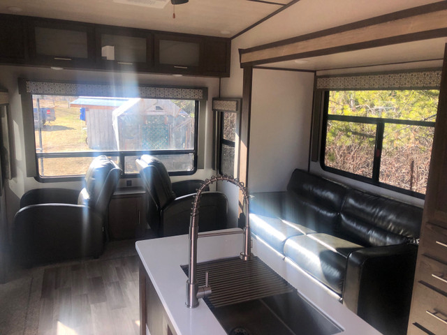 2019 Salem Hemisphere 5th wheel 286RL in Travel Trailers & Campers in Terrace - Image 2