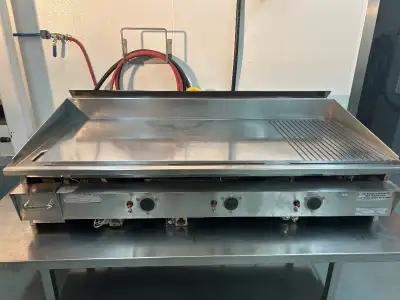 Plaque chauffante Keating Miraclean de 5 pi au gaz 100 % TESTÉ et en très bon état de fonctionnement...