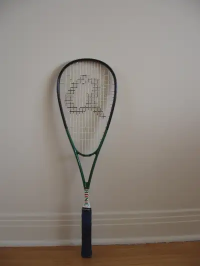 Raquette de squash avec étui $15 Si vous lisez cette annonce, c'est encore disponible. Argent compta...