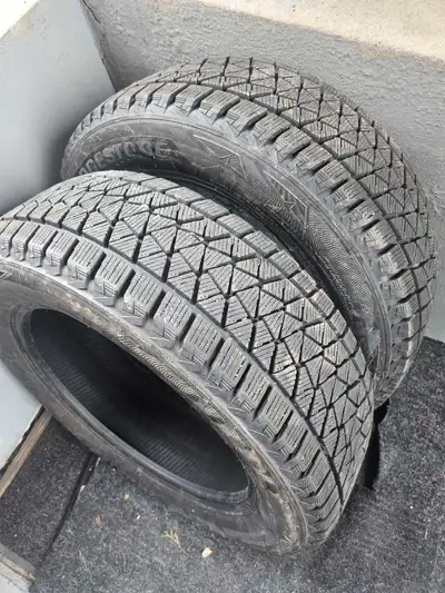 2 pneus bridgestone blizzac 225/60r18 entièrement neuf !! A peine rouler!! Laisser message kijiji si...