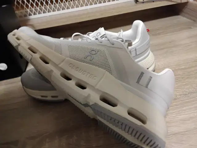 Q C  Cloudtec shoes  size 9 new you safe  75$