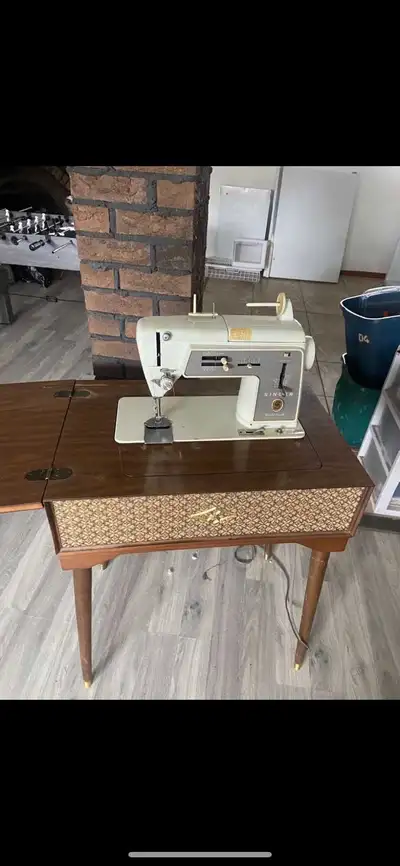 Antique SINGER sewing machine Beautiful shape . 200 or make me a reasonable offer