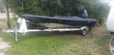 - 115 mercury tower of power .. does 70+ kph wot. - 4 seats - Power trim.. 1 hydronic cylinder has a...