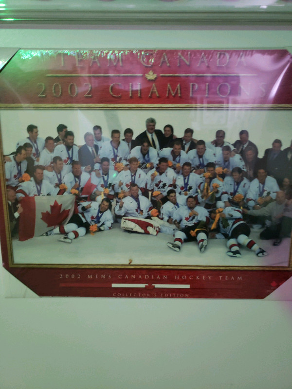 5 Sports Memorabilia Picture Frame Greats and Team Champions  dans Art et objets de collection  à Guelph - Image 2