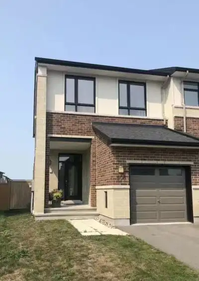 Located on a quiet crescent in the desirable Riverside South community, this spacious 2-storey end-u...