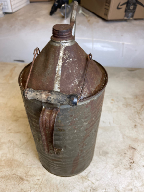 ANTIQUE RAILROAD OIL CAN WITH GREAT PATINA #V0385 in Arts & Collectibles in Edmonton - Image 2