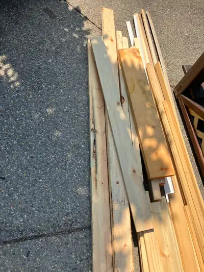 4 pieces of dry wall Many loose ends of wood, old hard wood ends Free/ cleaned out my shed Pick up i...