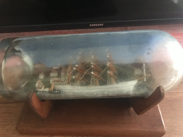 SHIP IN A BOTTLE  / VINTAGE . in Arts & Collectibles in Owen Sound - Image 3
