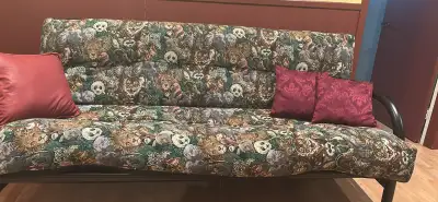 Ce sofa futon pratique se transforme facilement en lit, parfait pour les invités ou les petits espac...