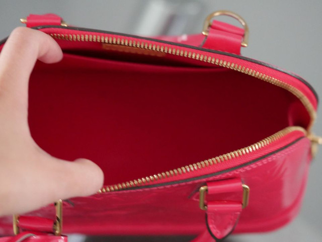 Louis Vuitton Authentic Vernis Alma Rose / Hot Pink $1500 in Women's - Bags & Wallets in Mississauga / Peel Region - Image 3