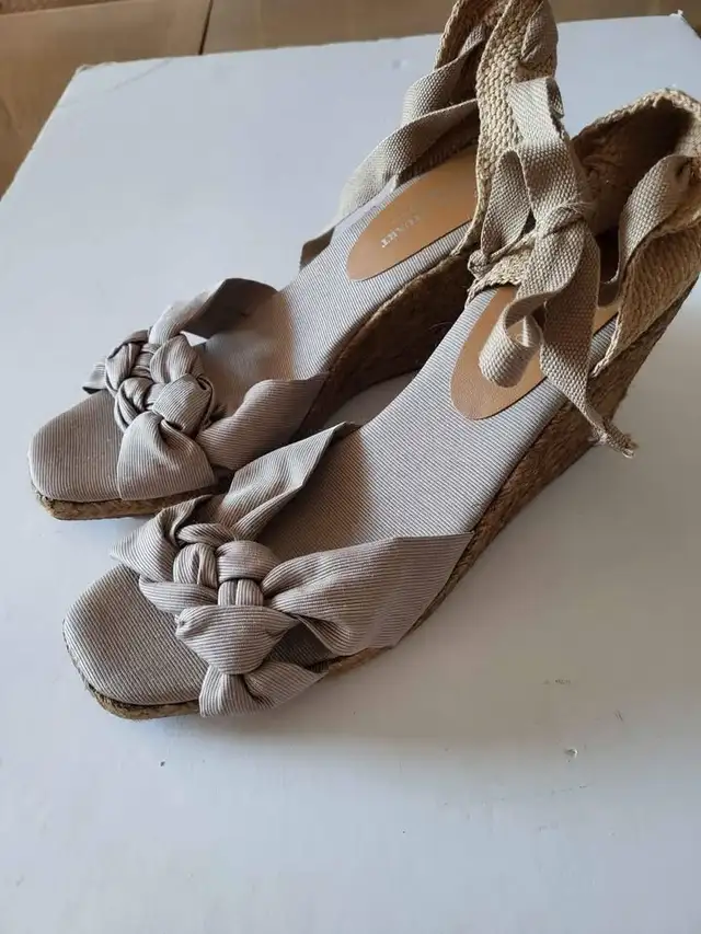 Elizabeth Stuart Beige Wedge Heel Sandals Wrap Open Toe Size 10 in Women's - Shoes in City of Toronto - Image 2