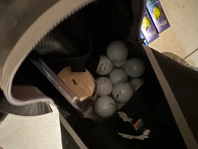 Taylor made golf club set with bag (right handed) in Golf in Markham / York Region - Image 5