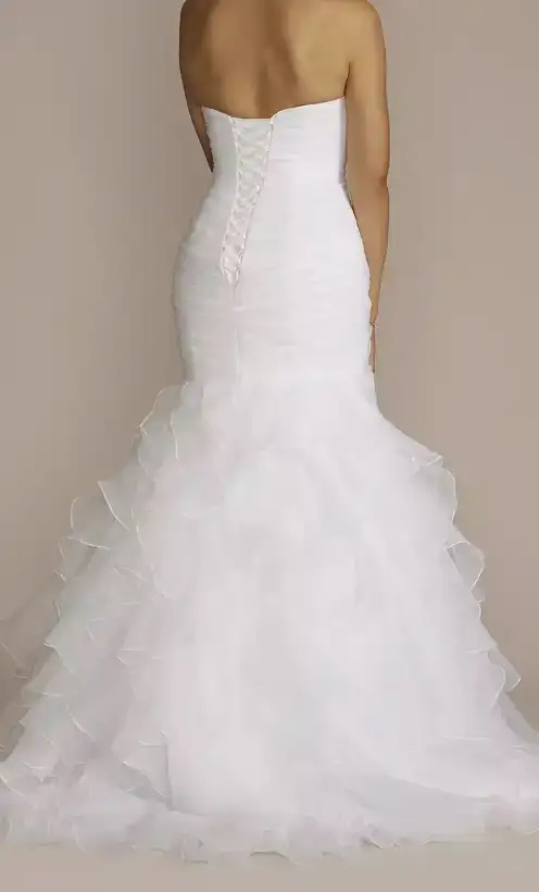Never Worn or Altered Wedding Gown and Accessories in Wedding in Saskatoon - Image 4