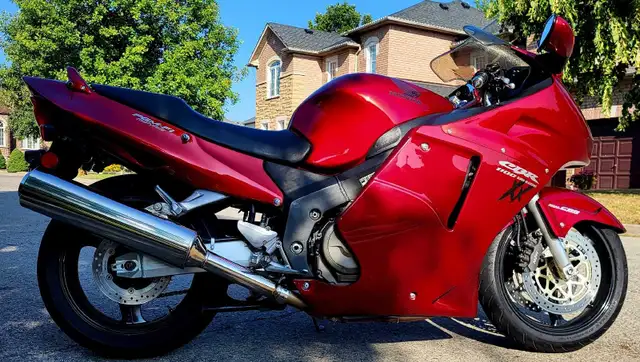 1999 Honda CBR1100XX Super Blackbird  in Sport Touring in Mississauga / Peel Region - Image 4