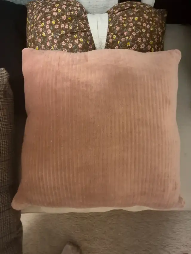 Homemade Pillows529839327135682561
