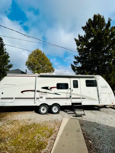 2005 Laredo in great condition length 33ft weight 6,400lb features private queen walk around bedroom...