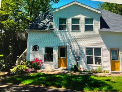 Apartment,country feel but two min. to town .Complerly furnished, fully equipped kitchen, frig & sto...