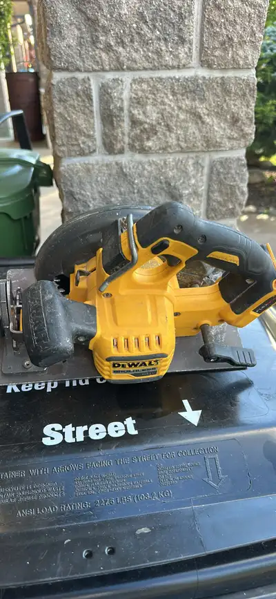 This powerful Dewalt 60V Flexvolt cordless circular saw is ready for your next project, offering rel...