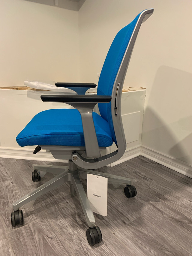 Steelcase Think V2  in Chairs & Recliners in Mississauga / Peel Region - Image 2