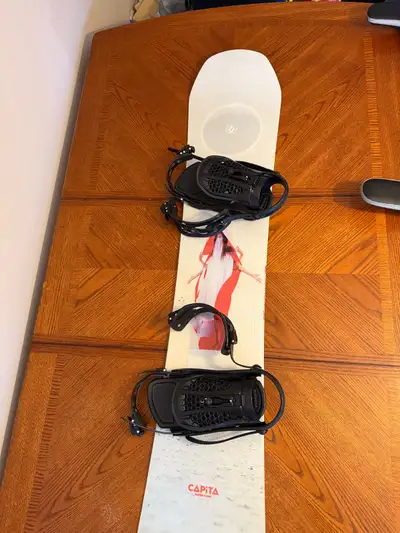 Hardly used snowboard. No scratches.