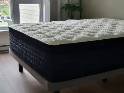 AUBAINE, matelas haut de gamme double 14" (impeccable), acheté neuf et utilisé 3 jours avec housse d...
