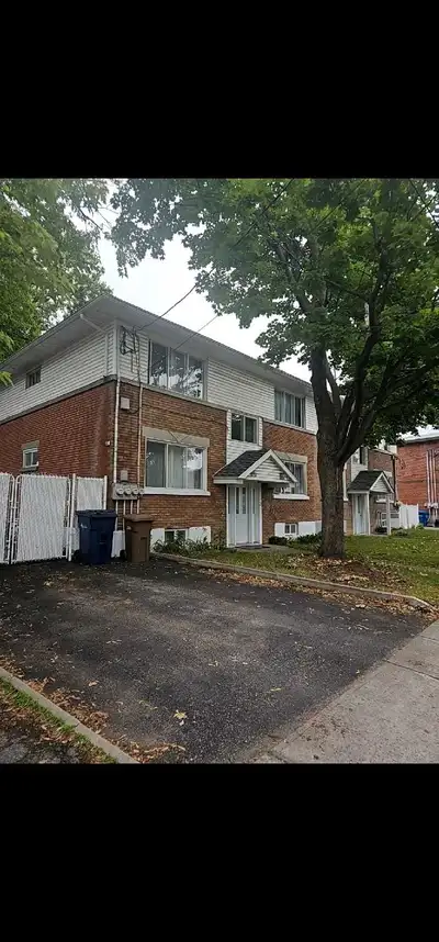 Situé dans le charmant quartier de Pont-Viau, ce spacieux 5½, +/- 1000 pi2, au rez-de-chaussée vous...