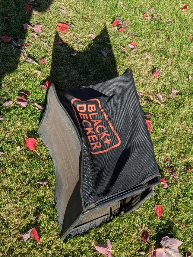 Sac de tondeuse Black Decker Électrique 13 amp. in Lawnmowers & Leaf Blowers in Québec City - Image 2