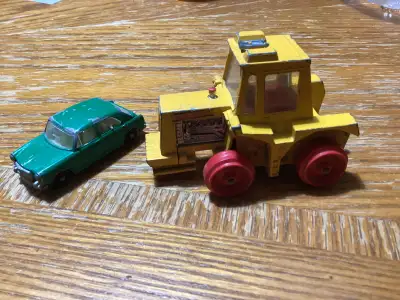 Collectible heavy loader. Superkings. Needs tires. Comes with matchbox mg1100 car from 1974.