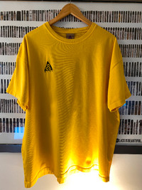 Nike ACG - Embroidered Logo Tee Amarillo Yellow (2020) Large